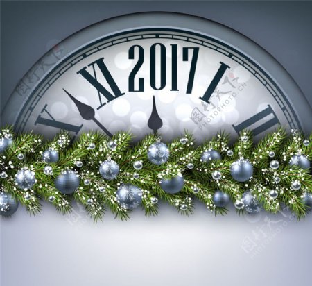 时钟和银色圣诞球图片