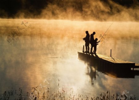 夕阳下钓鱼的人图片