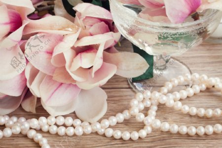 珍珠项链与花瓣图片