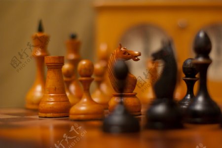 国际象棋木质棋子特写图片