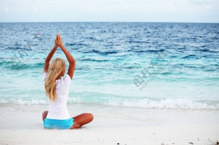 海边练瑜珈的美女图片