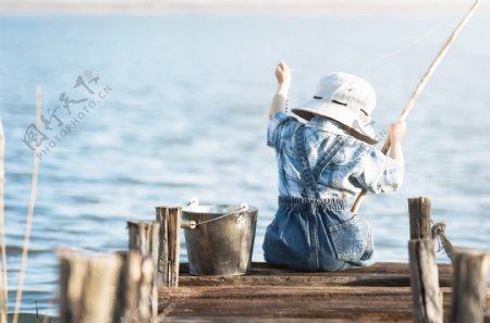 在海边钓鱼的小男孩图片