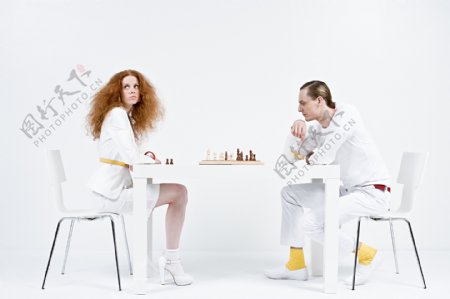 下国际象棋的男女图片