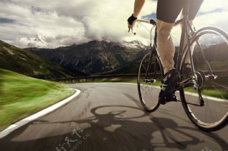 公路上骑自行车的男人图片
