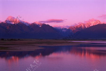 黄昏时的雪山湖泊图片