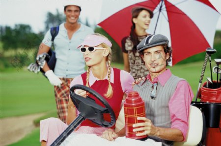 高尔夫球车上时尚男女图片