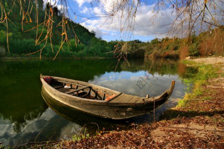 湖边睥小木船图片