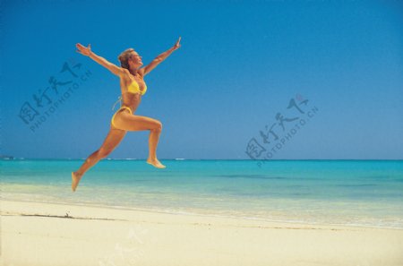 沙滩上奔跑的比基尼美女图片