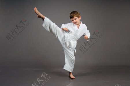 练跆拳道的小男孩图片