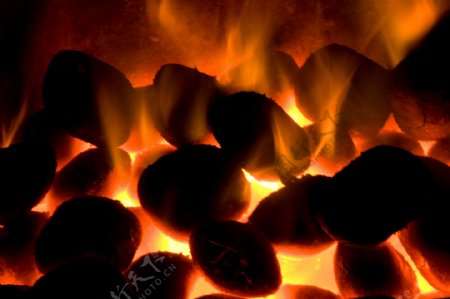 燃烧的煤球摄影图片
