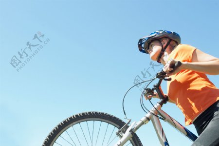 骑自行车的外国美女图片