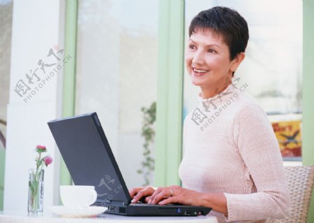 打电脑的老年人图片