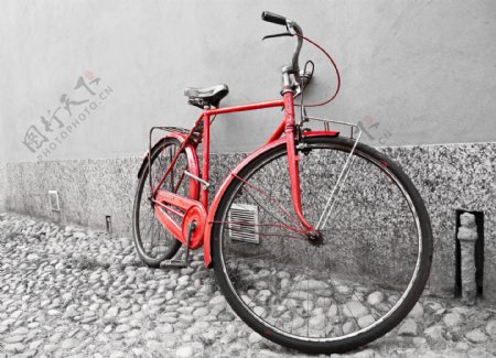 墙壁旁的自行车图片