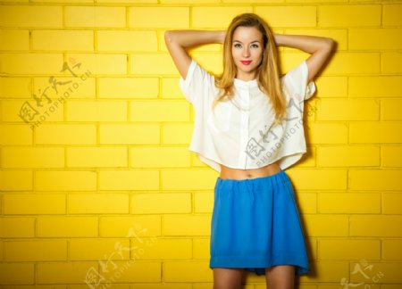 黄色墙壁与美女图片