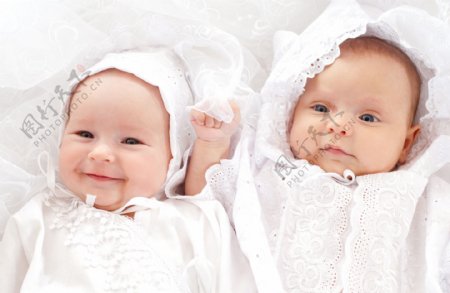 正在笑的双胞胎婴儿图片