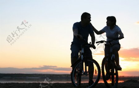 骑自行车的外国夫妻图片
