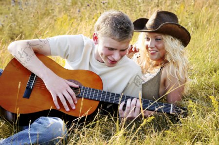 弹吉它的情侣图片