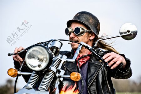 骑摩托车的男人图片