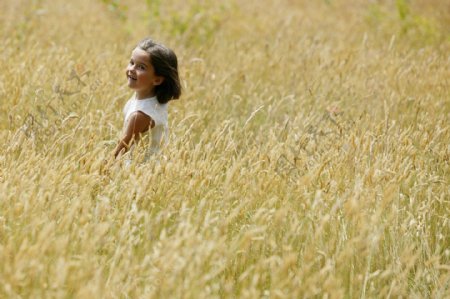 草原中的小女孩图片