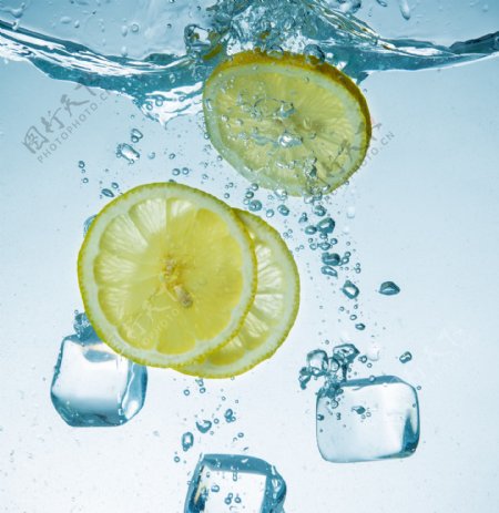 落入水里的柠檬与冰块