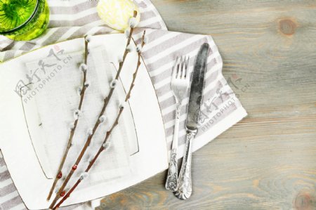 桌子上的盘子和刀叉