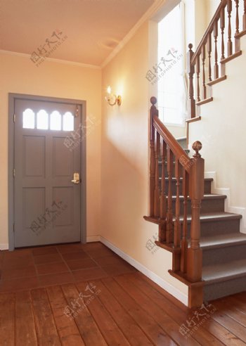 室内楼梯与门摄影图片