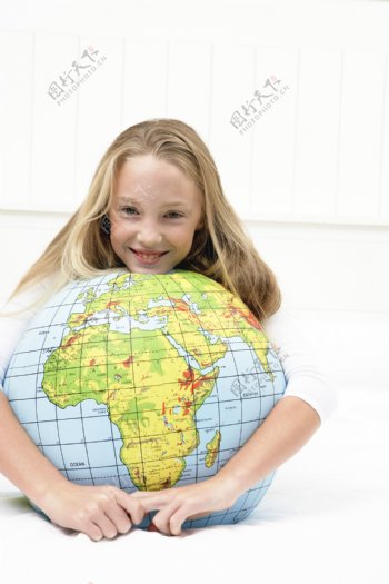 抱地球仪的外国女孩图片