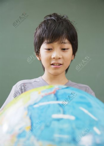 观察地球的小男孩图片