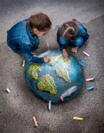 用粉笔画地球的小孩图片
