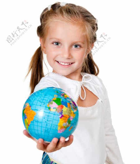 捧着地球仪的小女孩图片