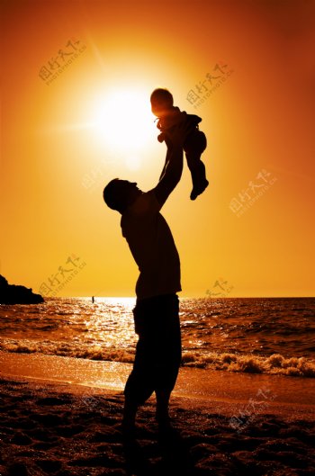 海滩托起孩子的父亲图片