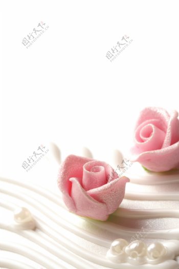 玫瑰花与珍珠背景图片