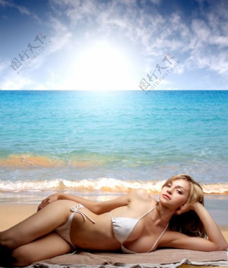 躺在海滩上的比基尼美女图片