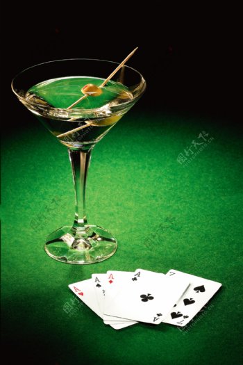 扑克牌与鸡尾酒图片
