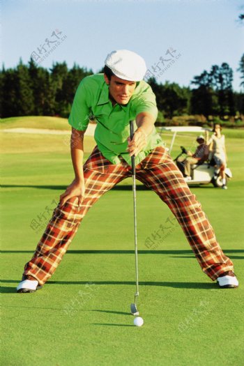 打高尔夫球的时尚男人图片