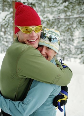雪地上拥抱的夫妻图片