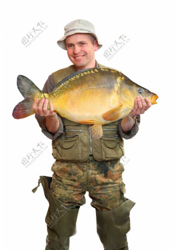 抱着大鱼的男人图片