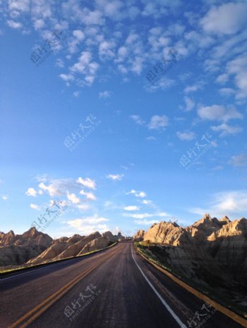 山区公路风景图片
