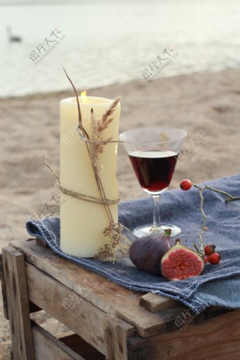 毛巾上的蜡烛与红酒图片