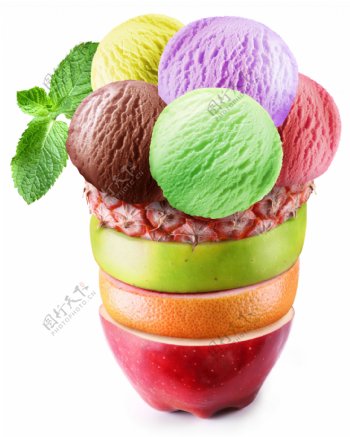 水果片上的冰激凌球图片