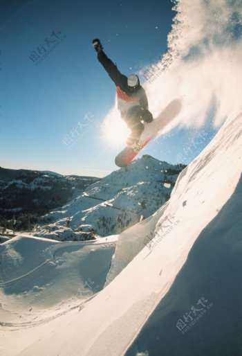 雪山滑雪的人物图片