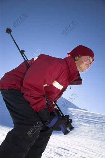 雪地滑雪的人物图片