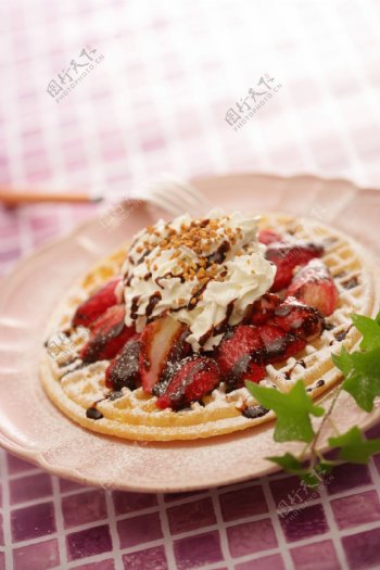 一盘草莓冰激凌食品图片