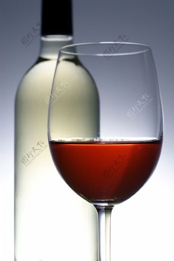 红酒杯与红酒特写图片