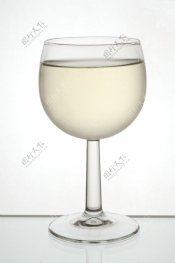 一杯清纯葡萄酒特写图片