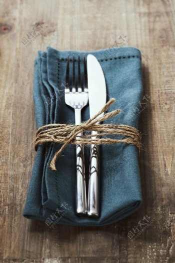 蓝色餐巾和刀叉图片