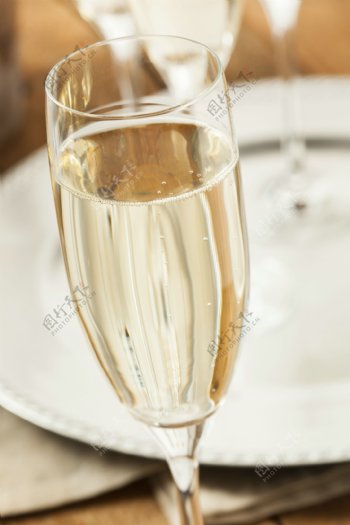 玻璃杯里的香槟图片