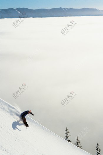 急速而下的滑雪人物图片