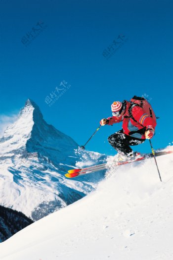 急速下滑的滑雪运动员图片