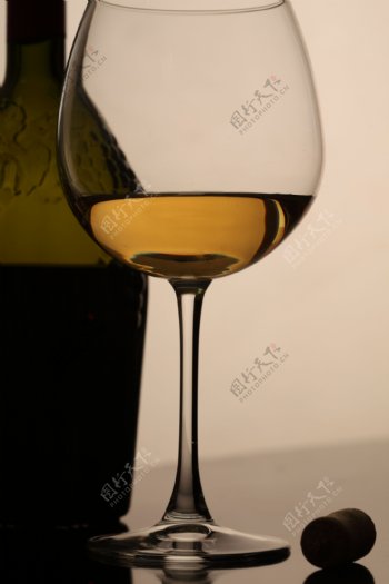 酒与酒杯高清摄影图片